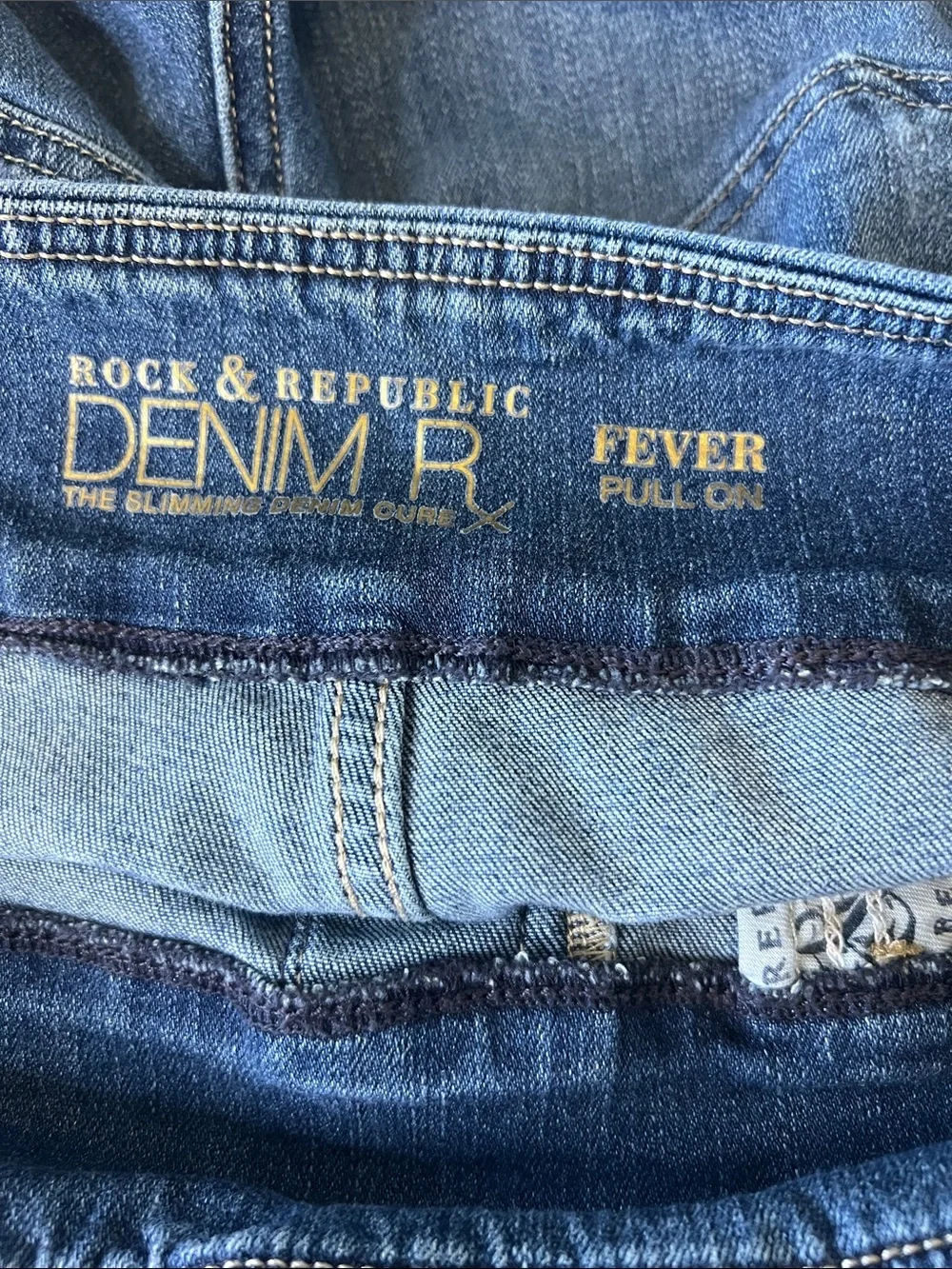 Rock & Republic Shorts Fever Pull On Denim Bermuda 10 Rx Stretchy Slimming Long